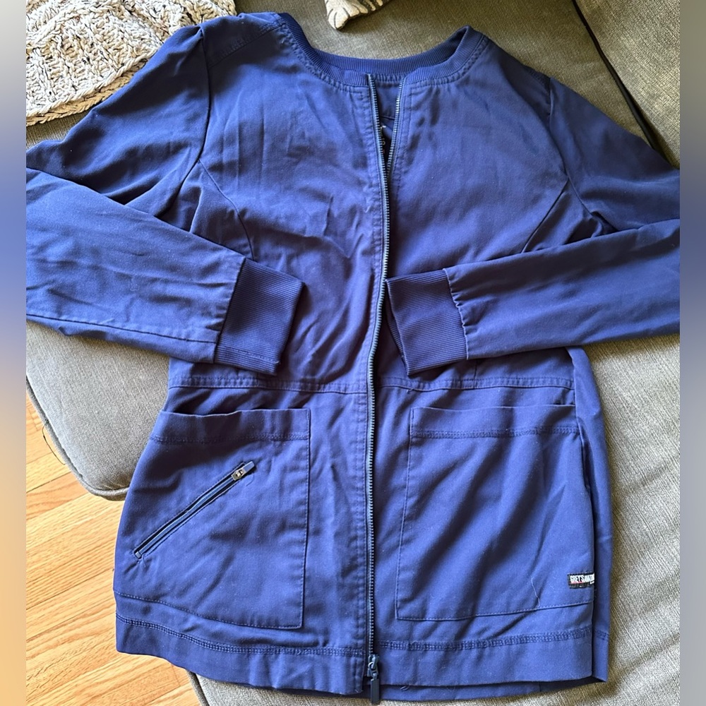 Navy Grey’s Anatomy scrub set-w/petite bottoms